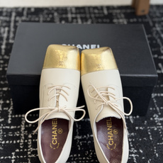 代购级 Chanel26SS夏季新款方头平底系带乐福高跟鞋 经典方头鞋型自带复古高级感,拼色设计瞬间点亮整体造型,把香 代购级 Chanel26SS夏季新款方头平底系带乐福高跟鞋 经典方头鞋型自带复古高级感,拼色设计瞬间点亮整体造型,把香