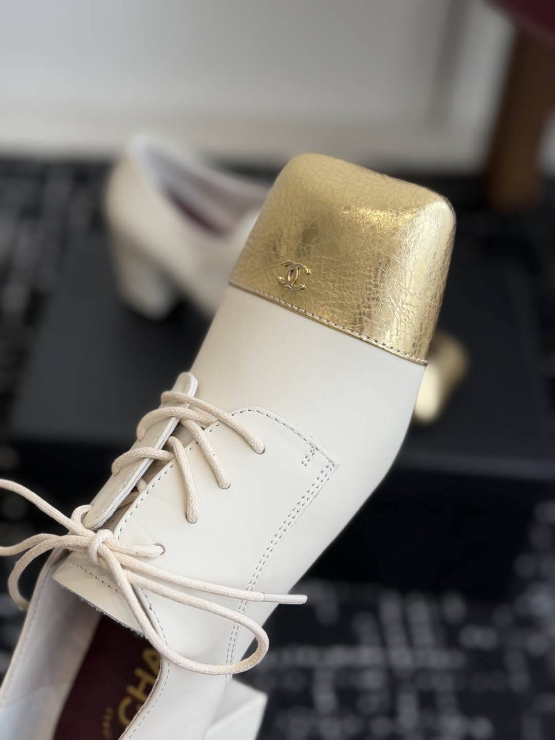代购级 Chanel26SS夏季新款方头平底系带乐福高跟鞋 经典方头鞋型自带复古高级感,拼色设计瞬间点亮整体造型,把香 代购级 Chanel26SS夏季新款方头平底系带乐福高跟鞋 经典方头鞋型自带复古高级感,拼色设计瞬间点亮整体造型,把香