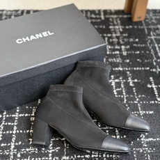 代购级 Chanel26SS夏季新款方头高跟短靴 经典方头鞋型自带复古高级感,拼色设计瞬间点亮整体造型,把香奈儿的品牌辨 代购级 Chanel26SS夏季新款方头高跟短靴 经典方头鞋型自带复古高级感,拼色设计瞬间点亮整体造型,把香奈儿的品牌辨