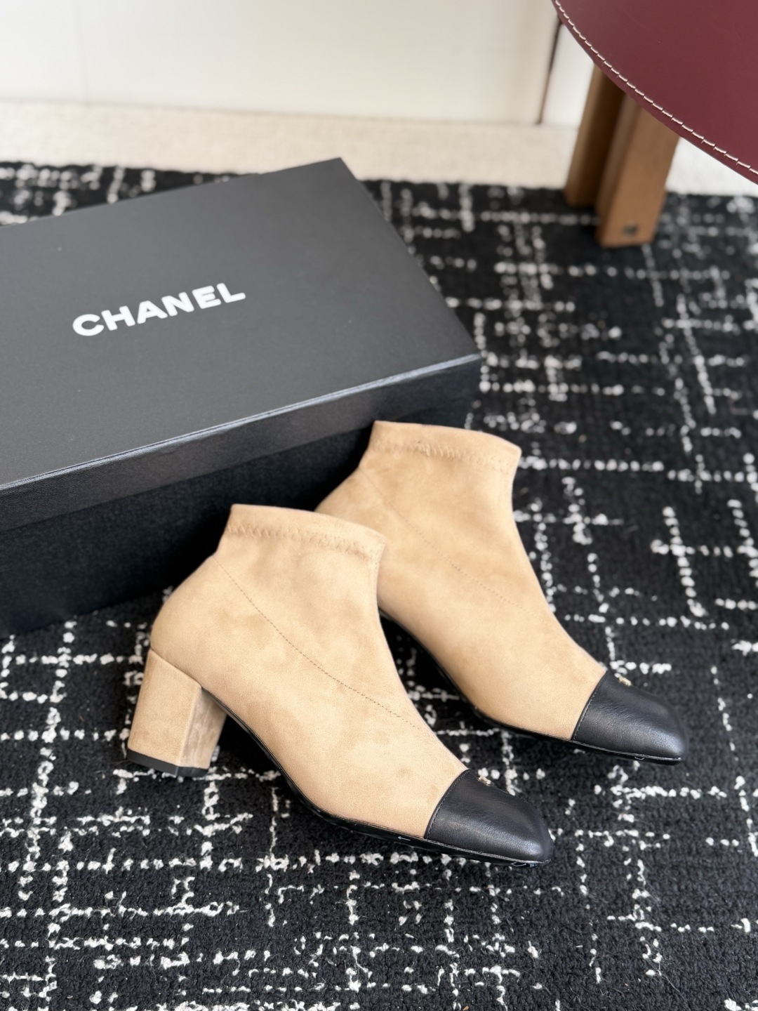 代购级 Chanel26SS夏季新款方头高跟短靴 经典方头鞋型自带复古高级感,拼色设计瞬间点亮整体造型,把香奈儿的品牌辨 代购级 Chanel26SS夏季新款方头高跟短靴 经典方头鞋型自带复古高级感,拼色设计瞬间点亮整体造型,把香奈儿的品牌辨
