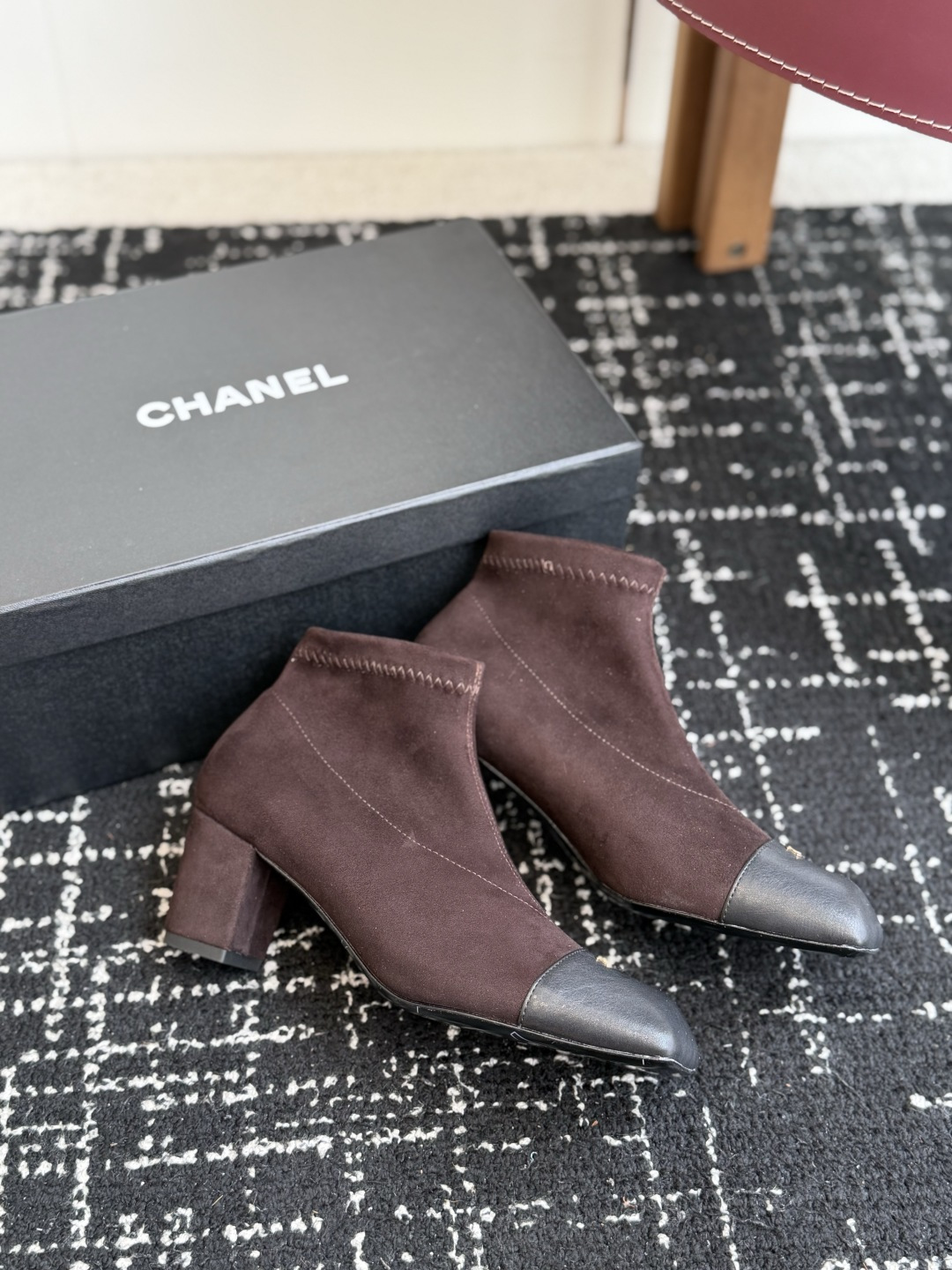 代购级 Chanel26SS夏季新款方头高跟短靴 经典方头鞋型自带复古高级感,拼色设计瞬间点亮整体造型,把香奈儿的品牌辨 代购级 Chanel26SS夏季新款方头高跟短靴 经典方头鞋型自带复古高级感,拼色设计瞬间点亮整体造型,把香奈儿的品牌辨