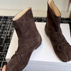 代购级 MaisonMargiela MM6 马吉拉分趾系列低跟分趾靴 告别臃肿,专为当代独立、气质都市女性打造高级鞋履 代购级 MaisonMargiela MM6 马吉拉分趾系列低跟分趾靴 告别臃肿,专为当代独立、气质都市女性打造高级鞋履