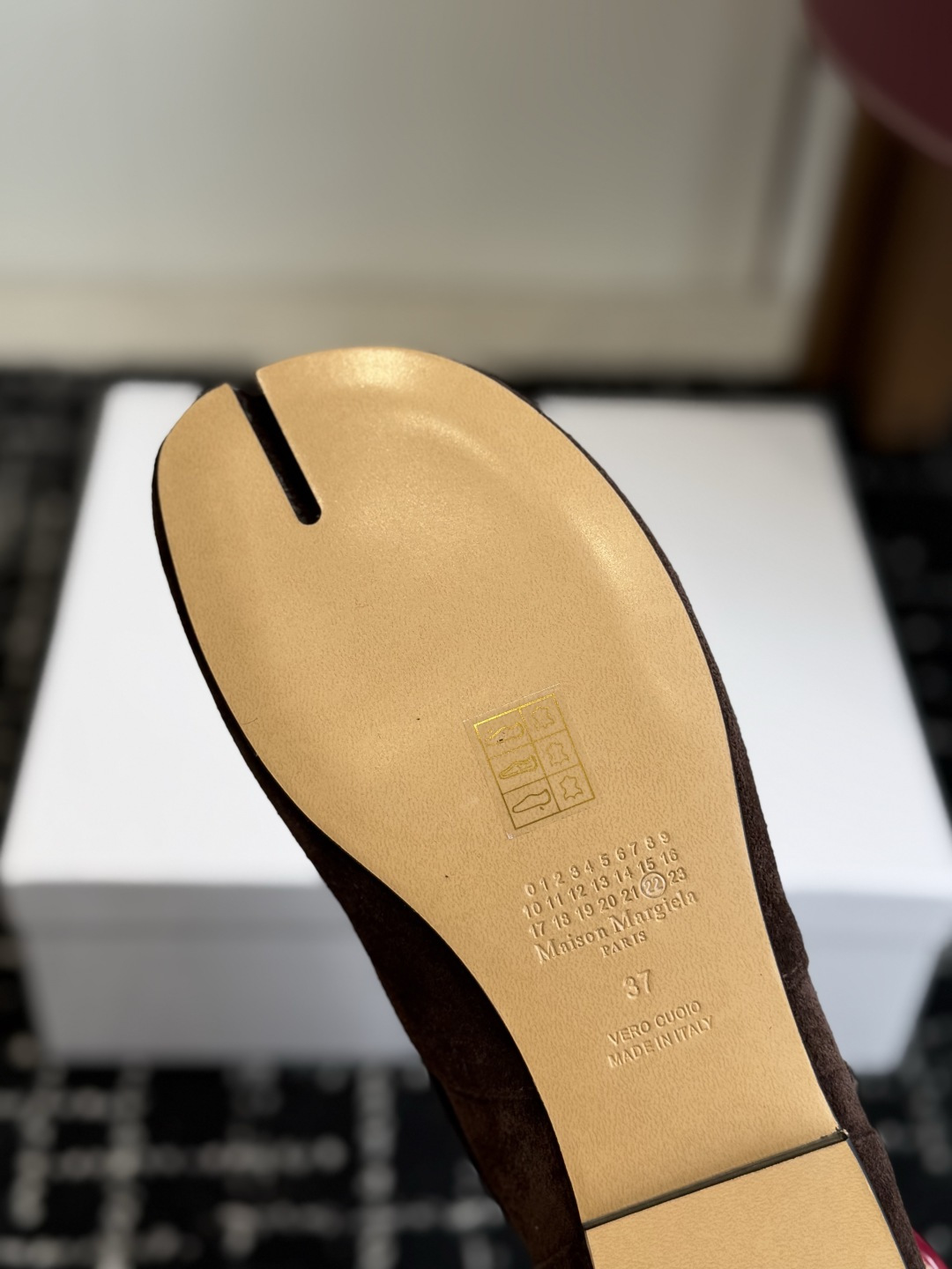 代购级 MaisonMargiela MM6 马吉拉分趾系列低跟分趾靴 告别臃肿,专为当代独立、气质都市女性打造高级鞋履 代购级 MaisonMargiela MM6 马吉拉分趾系列低跟分趾靴 告别臃肿,专为当代独立、气质都市女性打造高级鞋履