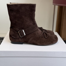 代购级 MaisonMargiela MM6 马吉拉分趾系列低跟分趾靴 告别臃肿,专为当代独立、气质都市女性打造高级鞋履 代购级 MaisonMargiela MM6 马吉拉分趾系列低跟分趾靴 告别臃肿,专为当代独立、气质都市女性打造高级鞋履