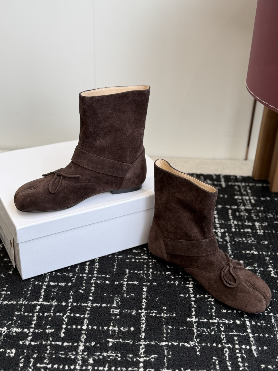 代购级 MaisonMargiela MM6 马吉拉分趾系列低跟分趾靴 告别臃肿,专为当代独立、气质都市女性打造高级鞋履 代购级 MaisonMargiela MM6 马吉拉分趾系列低跟分趾靴 告别臃肿,专为当代独立、气质都市女性打造高级鞋履