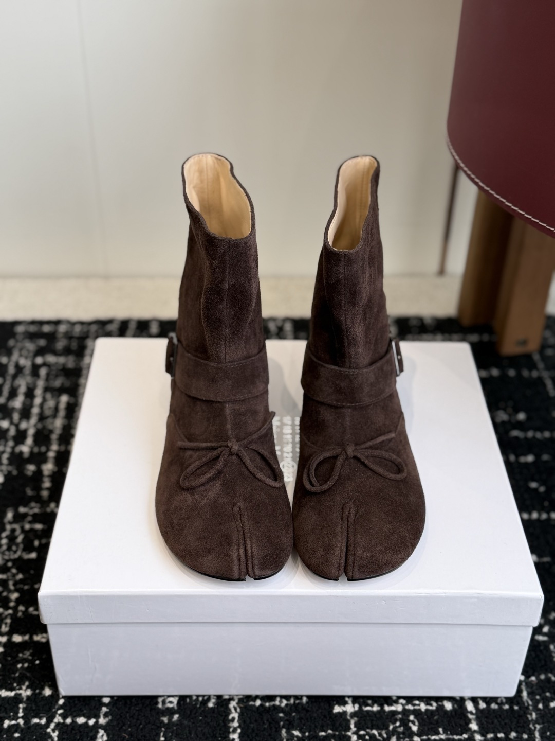 代购级 MaisonMargiela MM6 马吉拉分趾系列低跟分趾靴 告别臃肿,专为当代独立、气质都市女性打造高级鞋履 代购级 MaisonMargiela MM6 马吉拉分趾系列低跟分趾靴 告别臃肿,专为当代独立、气质都市女性打造高级鞋履