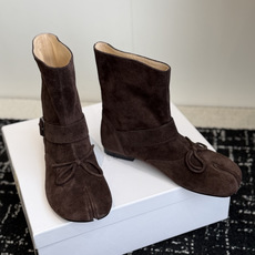代购级 MaisonMargiela MM6 马吉拉分趾系列低跟分趾靴 告别臃肿,专为当代独立、气质都市女性打造高级鞋履 代购级 MaisonMargiela MM6 马吉拉分趾系列低跟分趾靴 告别臃肿,专为当代独立、气质都市女性打造高级鞋履