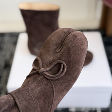 代购级 MaisonMargiela MM6 马吉拉分趾系列低跟分趾靴 告别臃肿,专为当代独立、气质都市女性打造高级鞋履 代购级 MaisonMargiela MM6 马吉拉分趾系列低跟分趾靴 告别臃肿,专为当代独立、气质都市女性打造高级鞋履
