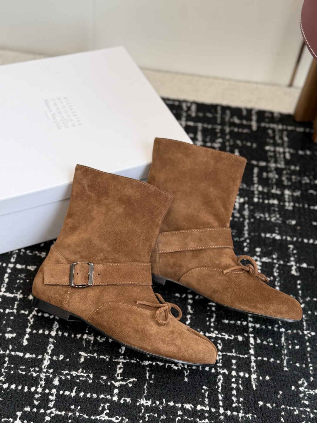 代购级 MaisonMargiela MM6 马吉拉分趾系列低跟分趾靴 告别臃肿,专为当代独立、气质都市女性打造高级鞋履 代购级 MaisonMargiela MM6 马吉拉分趾系列低跟分趾靴 告别臃肿,专为当代独立、气质都市女性打造高级鞋履