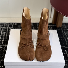 代购级 MaisonMargiela MM6 马吉拉分趾系列低跟分趾靴 告别臃肿,专为当代独立、气质都市女性打造高级鞋履 代购级 MaisonMargiela MM6 马吉拉分趾系列低跟分趾靴 告别臃肿,专为当代独立、气质都市女性打造高级鞋履