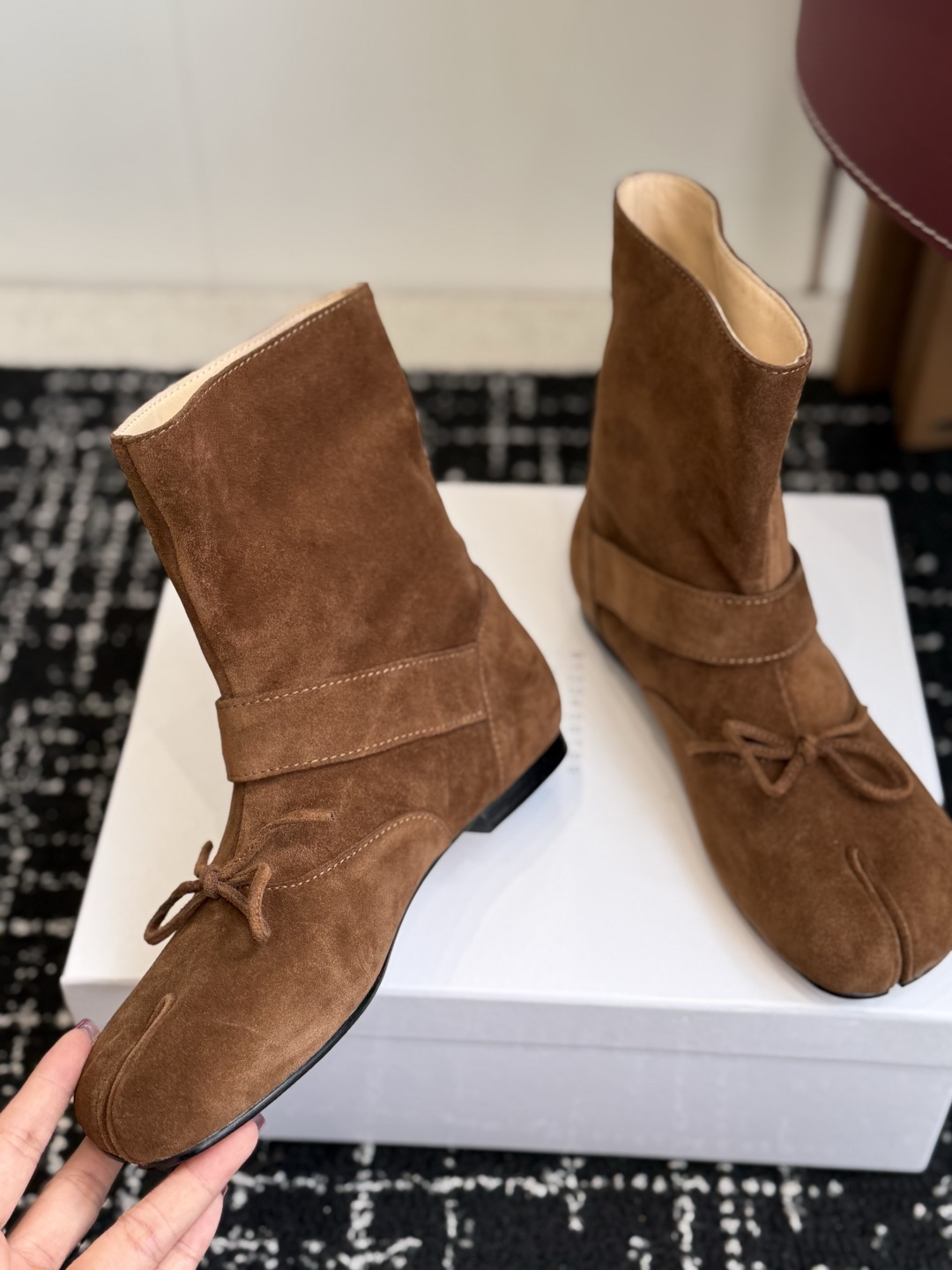 代购级 MaisonMargiela MM6 马吉拉分趾系列低跟分趾靴 告别臃肿,专为当代独立、气质都市女性打造高级鞋履 代购级 MaisonMargiela MM6 马吉拉分趾系列低跟分趾靴 告别臃肿,专为当代独立、气质都市女性打造高级鞋履