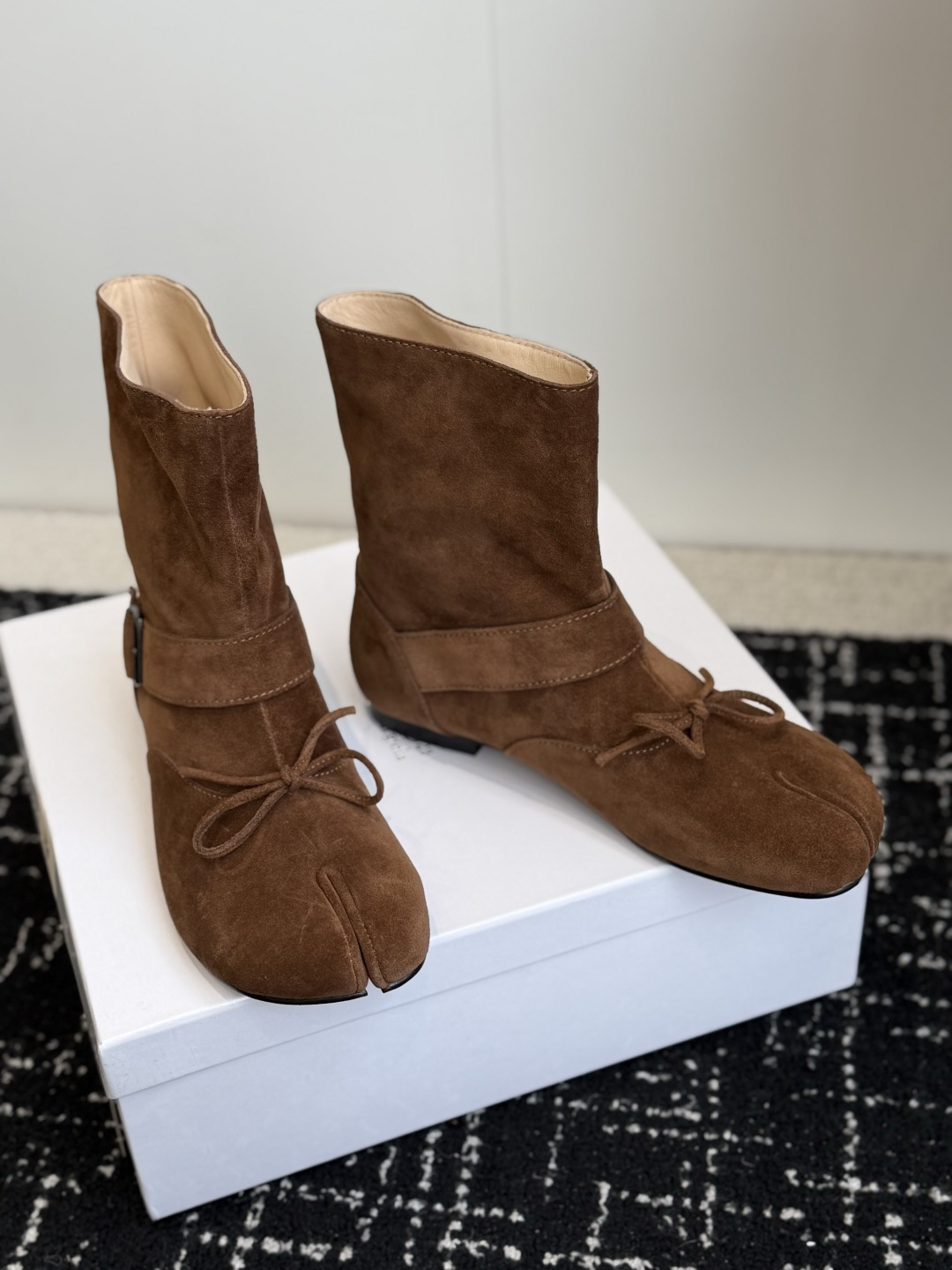 代购级 MaisonMargiela MM6 马吉拉分趾系列低跟分趾靴 告别臃肿,专为当代独立、气质都市女性打造高级鞋履 代购级 MaisonMargiela MM6 马吉拉分趾系列低跟分趾靴 告别臃肿,专为当代独立、气质都市女性打造高级鞋履