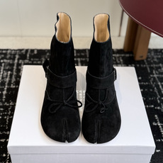 代购级 MaisonMargiela MM6 马吉拉分趾系列低跟分趾靴 告别臃肿,专为当代独立、气质都市女性打造高级鞋履 代购级 MaisonMargiela MM6 马吉拉分趾系列低跟分趾靴 告别臃肿,专为当代独立、气质都市女性打造高级鞋履