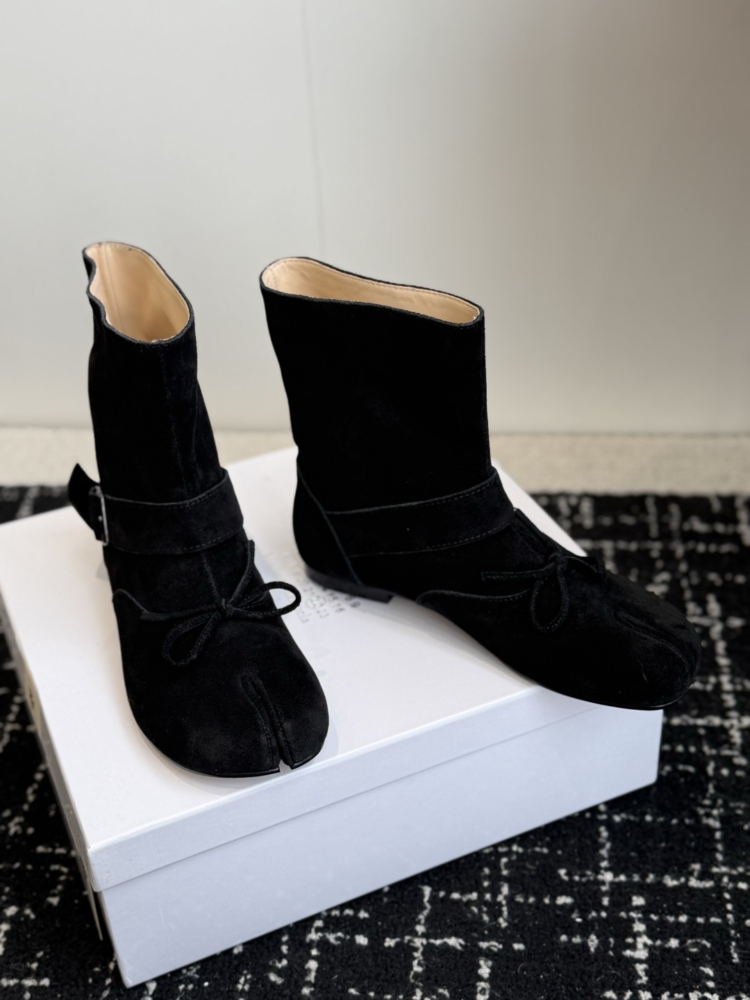 代购级 MaisonMargiela MM6 马吉拉分趾系列低跟分趾靴 告别臃肿,专为当代独立、气质都市女性打造高级鞋履 代购级 MaisonMargiela MM6 马吉拉分趾系列低跟分趾靴 告别臃肿,专为当代独立、气质都市女性打造高级鞋履