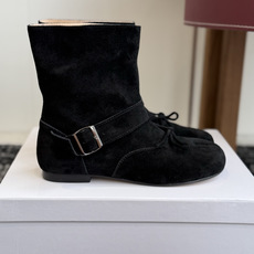 代购级 MaisonMargiela MM6 马吉拉分趾系列低跟分趾靴 告别臃肿,专为当代独立、气质都市女性打造高级鞋履 代购级 MaisonMargiela MM6 马吉拉分趾系列低跟分趾靴 告别臃肿,专为当代独立、气质都市女性打造高级鞋履
