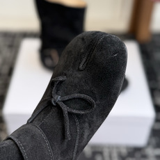 代购级 MaisonMargiela MM6 马吉拉分趾系列低跟分趾靴 告别臃肿,专为当代独立、气质都市女性打造高级鞋履 代购级 MaisonMargiela MM6 马吉拉分趾系列低跟分趾靴 告别臃肿,专为当代独立、气质都市女性打造高级鞋履