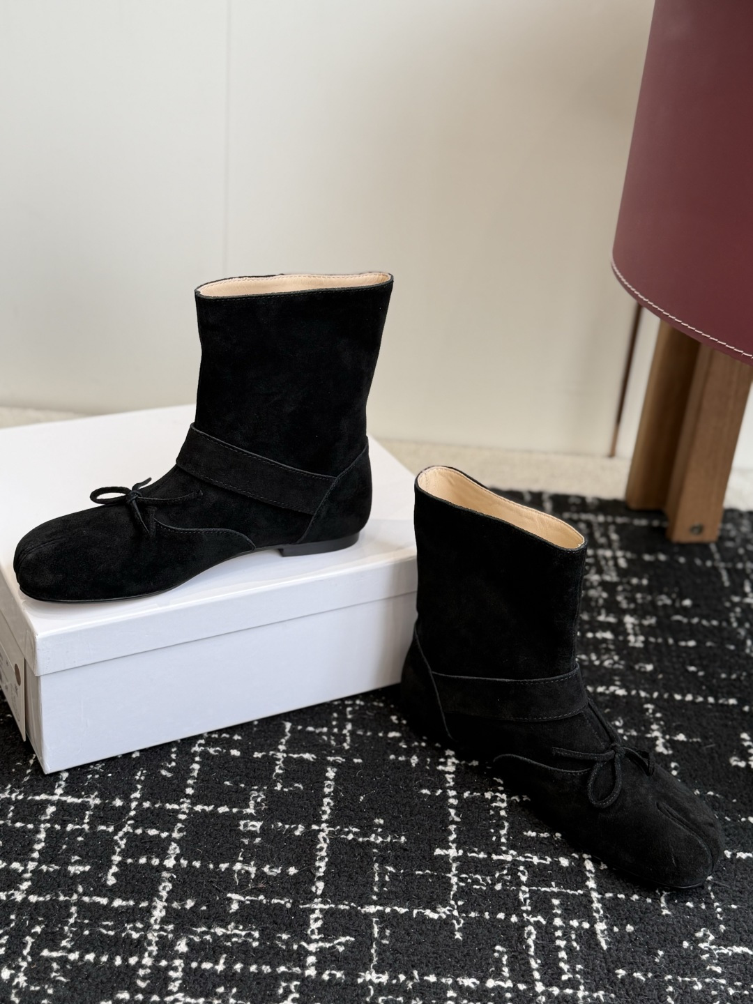 代购级 MaisonMargiela MM6 马吉拉分趾系列低跟分趾靴 告别臃肿,专为当代独立、气质都市女性打造高级鞋履 代购级 MaisonMargiela MM6 马吉拉分趾系列低跟分趾靴 告别臃肿,专为当代独立、气质都市女性打造高级鞋履