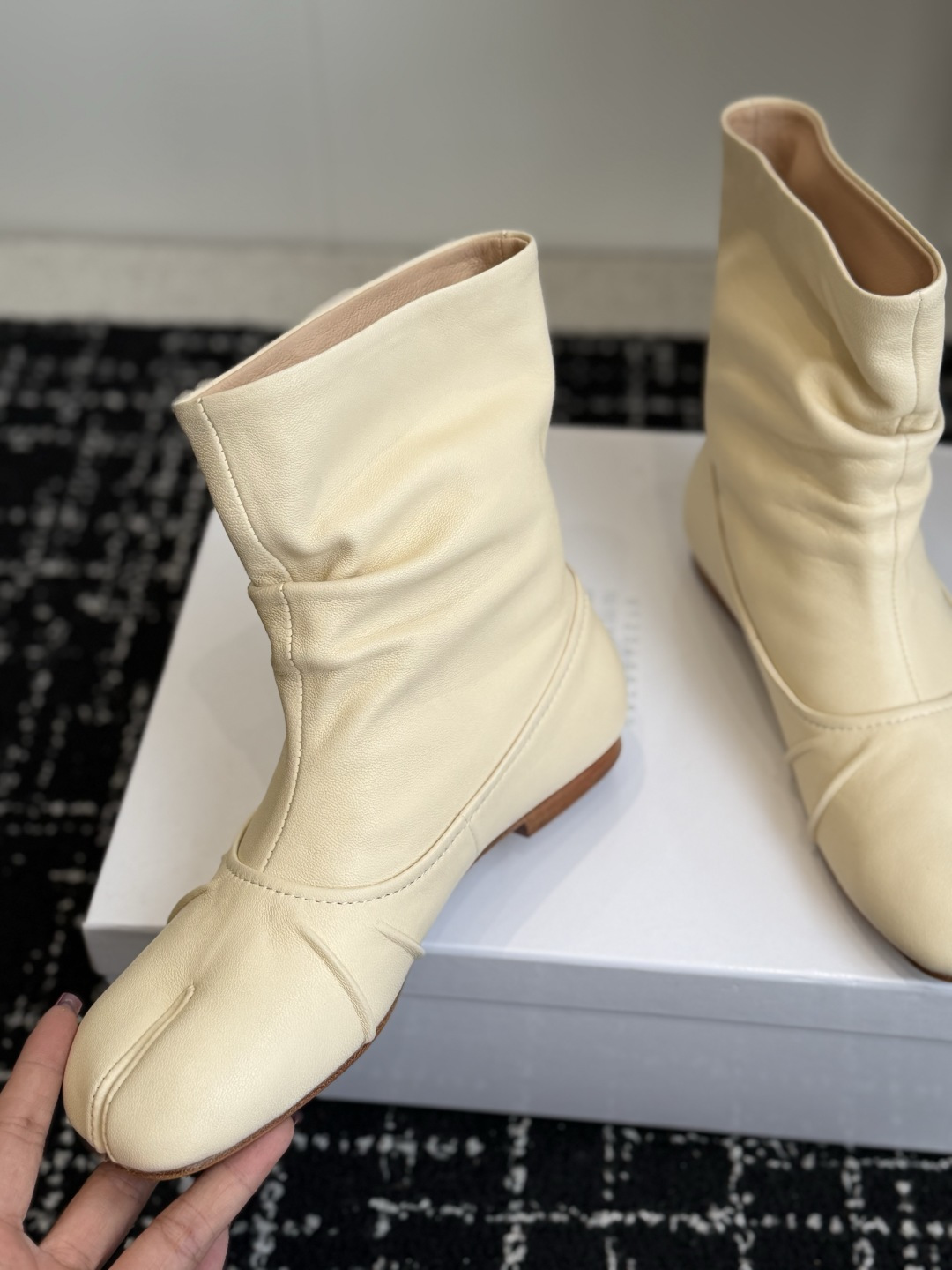 代购级 MaisonMargiela MM6 马吉拉分趾系列低跟分趾靴 告别臃肿,专为当代独立、气质都市女性打造高级鞋履 代购级 MaisonMargiela MM6 马吉拉分趾系列低跟分趾靴 告别臃肿,专为当代独立、气质都市女性打造高级鞋履