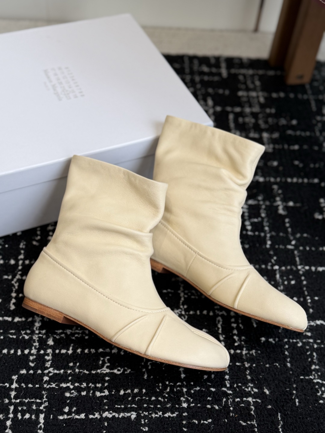 代购级 MaisonMargiela MM6 马吉拉分趾系列低跟分趾靴 告别臃肿,专为当代独立、气质都市女性打造高级鞋履 代购级 MaisonMargiela MM6 马吉拉分趾系列低跟分趾靴 告别臃肿,专为当代独立、气质都市女性打造高级鞋履