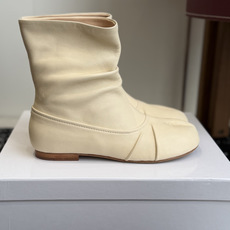 代购级 MaisonMargiela MM6 马吉拉分趾系列低跟分趾靴 告别臃肿,专为当代独立、气质都市女性打造高级鞋履 代购级 MaisonMargiela MM6 马吉拉分趾系列低跟分趾靴 告别臃肿,专为当代独立、气质都市女性打造高级鞋履