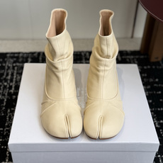 代购级 MaisonMargiela MM6 马吉拉分趾系列低跟分趾靴 告别臃肿,专为当代独立、气质都市女性打造高级鞋履 代购级 MaisonMargiela MM6 马吉拉分趾系列低跟分趾靴 告别臃肿,专为当代独立、气质都市女性打造高级鞋履