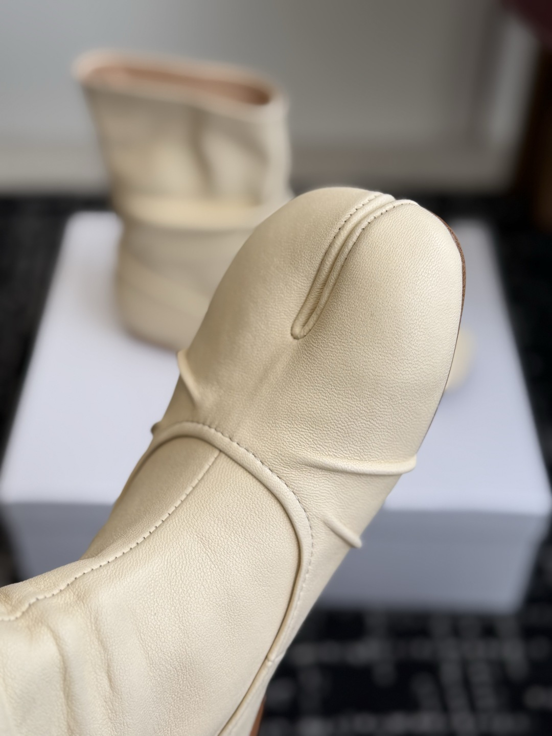 代购级 MaisonMargiela MM6 马吉拉分趾系列低跟分趾靴 告别臃肿,专为当代独立、气质都市女性打造高级鞋履 代购级 MaisonMargiela MM6 马吉拉分趾系列低跟分趾靴 告别臃肿,专为当代独立、气质都市女性打造高级鞋履