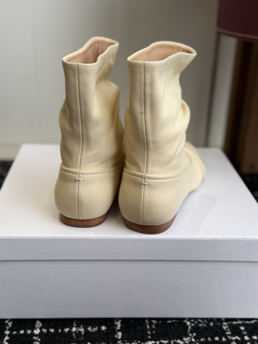 代购级 MaisonMargiela MM6 马吉拉分趾系列低跟分趾靴 告别臃肿,专为当代独立、气质都市女性打造高级鞋履 代购级 MaisonMargiela MM6 马吉拉分趾系列低跟分趾靴 告别臃肿,专为当代独立、气质都市女性打造高级鞋履