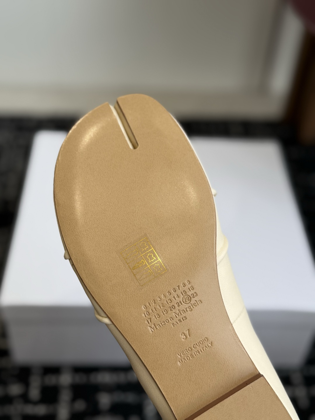 代购级 MaisonMargiela MM6 马吉拉分趾系列低跟分趾靴 告别臃肿,专为当代独立、气质都市女性打造高级鞋履 代购级 MaisonMargiela MM6 马吉拉分趾系列低跟分趾靴 告别臃肿,专为当代独立、气质都市女性打造高级鞋履