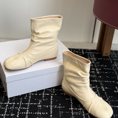代购级 MaisonMargiela MM6 马吉拉分趾系列低跟分趾靴 告别臃肿,专为当代独立、气质都市女性打造高级鞋履 代购级 MaisonMargiela MM6 马吉拉分趾系列低跟分趾靴 告别臃肿,专为当代独立、气质都市女性打造高级鞋履