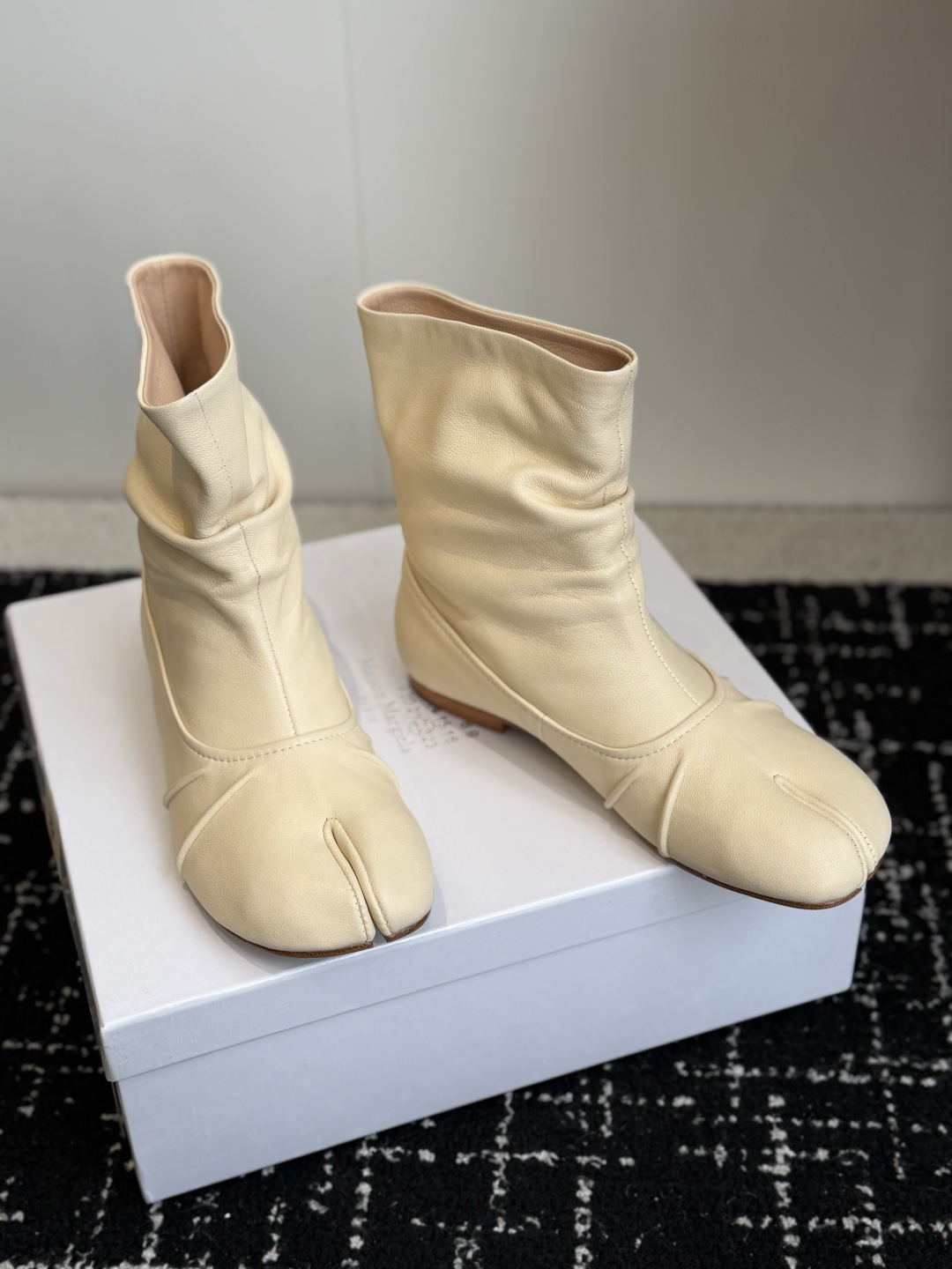 代购级 MaisonMargiela MM6 马吉拉分趾系列低跟分趾靴 告别臃肿,专为当代独立、气质都市女性打造高级鞋履 代购级 MaisonMargiela MM6 马吉拉分趾系列低跟分趾靴 告别臃肿,专为当代独立、气质都市女性打造高级鞋履