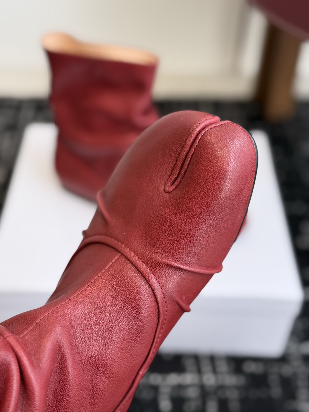 代购级 MaisonMargiela MM6 马吉拉分趾系列低跟分趾靴 告别臃肿,专为当代独立、气质都市女性打造高级鞋履 代购级 MaisonMargiela MM6 马吉拉分趾系列低跟分趾靴 告别臃肿,专为当代独立、气质都市女性打造高级鞋履