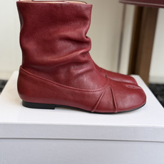 代购级 MaisonMargiela MM6 马吉拉分趾系列低跟分趾靴 告别臃肿,专为当代独立、气质都市女性打造高级鞋履 代购级 MaisonMargiela MM6 马吉拉分趾系列低跟分趾靴 告别臃肿,专为当代独立、气质都市女性打造高级鞋履