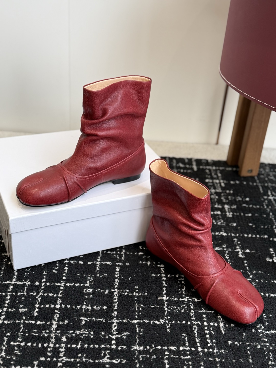 代购级 MaisonMargiela MM6 马吉拉分趾系列低跟分趾靴 告别臃肿,专为当代独立、气质都市女性打造高级鞋履 代购级 MaisonMargiela MM6 马吉拉分趾系列低跟分趾靴 告别臃肿,专为当代独立、气质都市女性打造高级鞋履