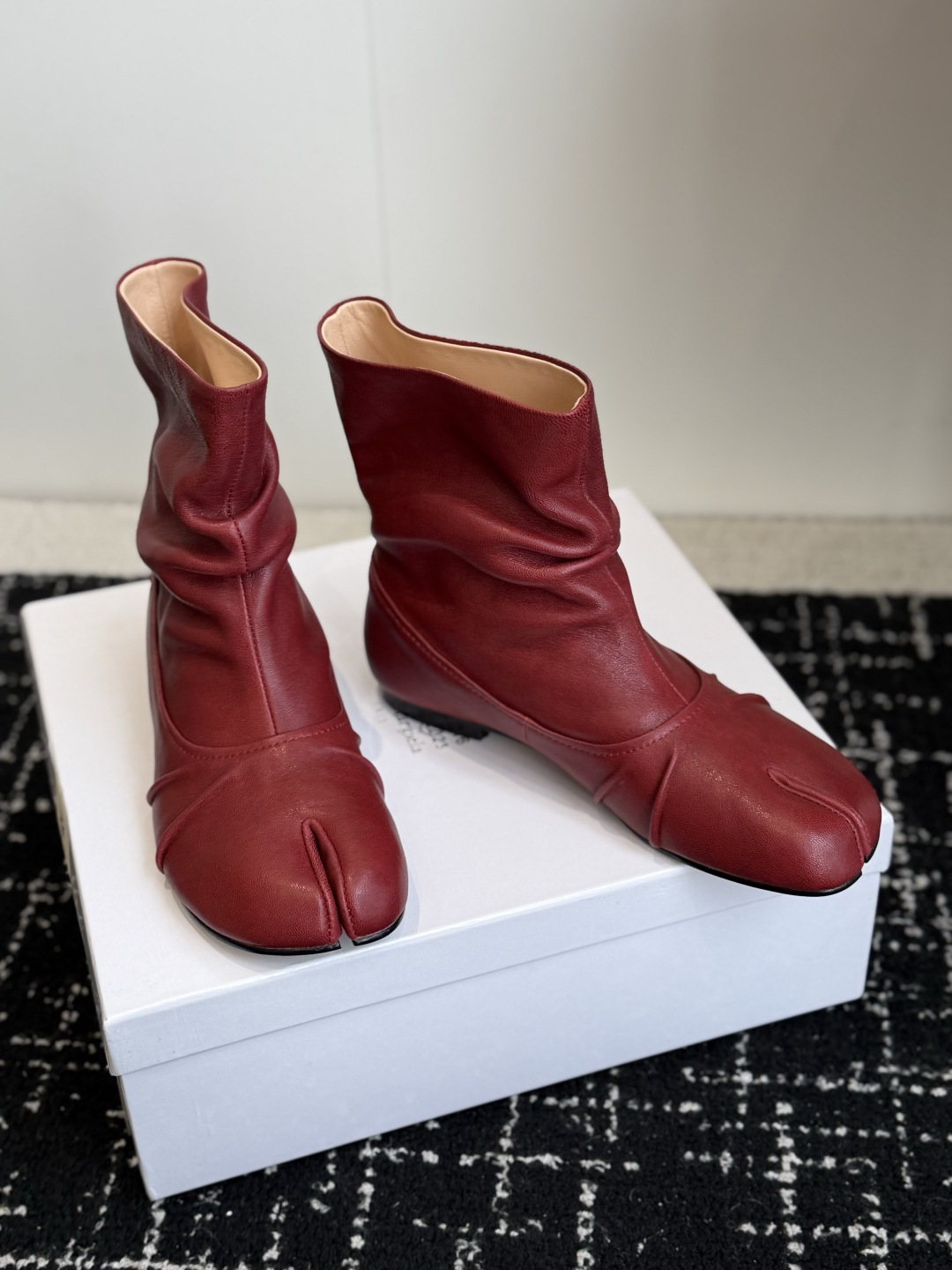 代购级 MaisonMargiela MM6 马吉拉分趾系列低跟分趾靴 告别臃肿,专为当代独立、气质都市女性打造高级鞋履 代购级 MaisonMargiela MM6 马吉拉分趾系列低跟分趾靴 告别臃肿,专为当代独立、气质都市女性打造高级鞋履