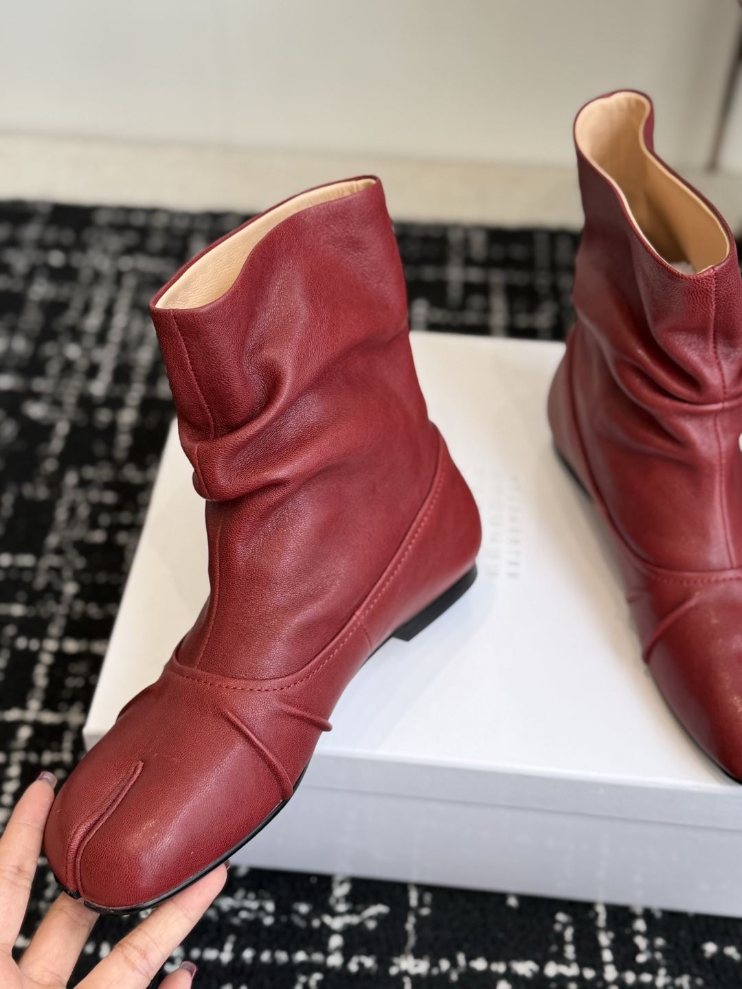 代购级 MaisonMargiela MM6 马吉拉分趾系列低跟分趾靴 告别臃肿,专为当代独立、气质都市女性打造高级鞋履 代购级 MaisonMargiela MM6 马吉拉分趾系列低跟分趾靴 告别臃肿,专为当代独立、气质都市女性打造高级鞋履