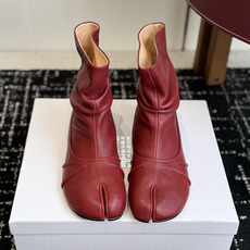 代购级 MaisonMargiela MM6 马吉拉分趾系列低跟分趾靴 告别臃肿,专为当代独立、气质都市女性打造高级鞋履 代购级 MaisonMargiela MM6 马吉拉分趾系列低跟分趾靴 告别臃肿,专为当代独立、气质都市女性打造高级鞋履