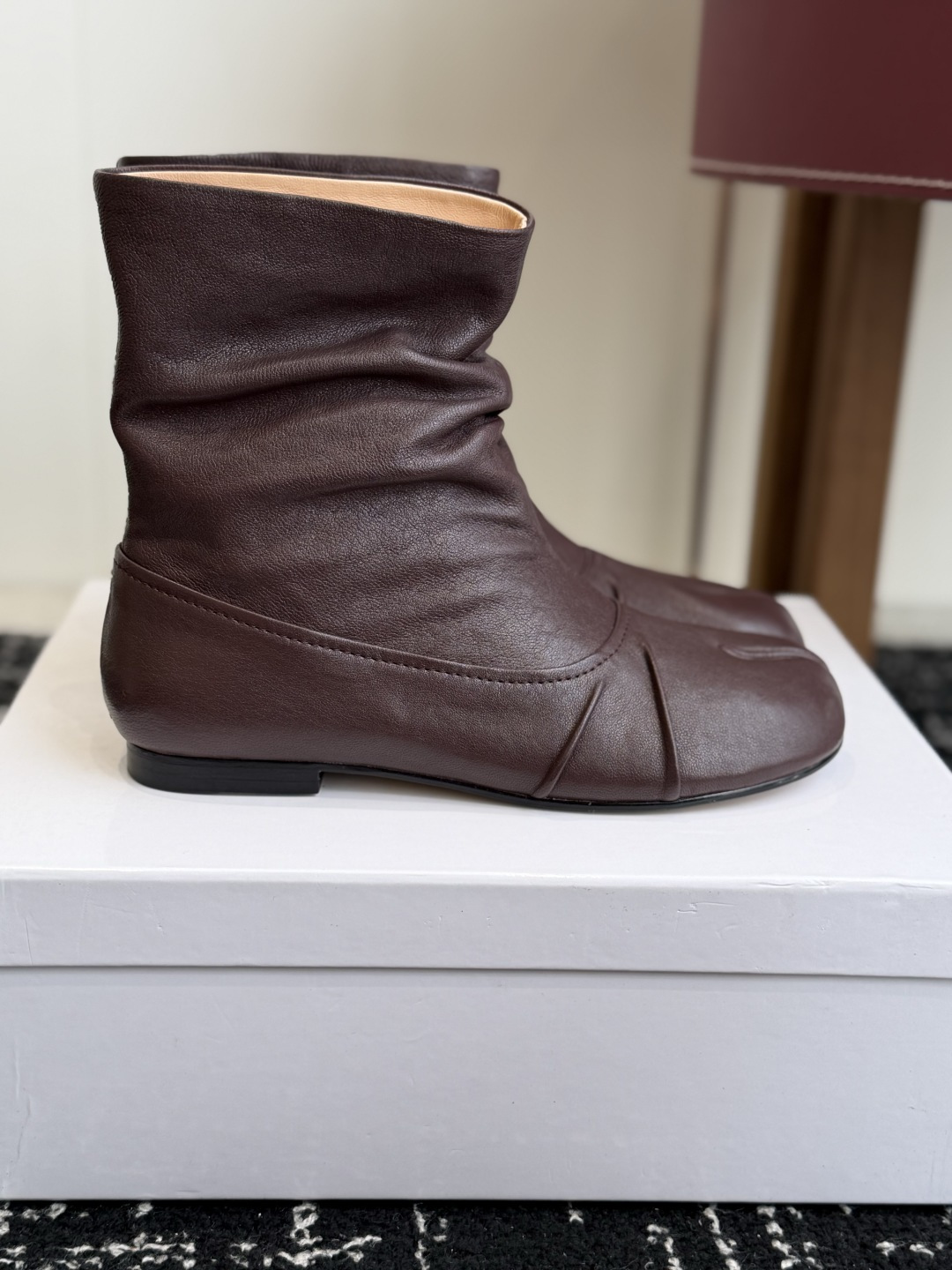 代购级 MaisonMargiela MM6 马吉拉分趾系列低跟分趾靴 告别臃肿,专为当代独立、气质都市女性打造高级鞋履 代购级 MaisonMargiela MM6 马吉拉分趾系列低跟分趾靴 告别臃肿,专为当代独立、气质都市女性打造高级鞋履
