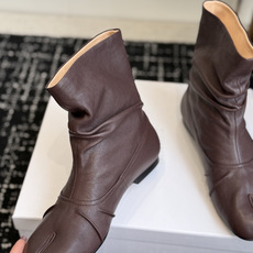 代购级 MaisonMargiela MM6 马吉拉分趾系列低跟分趾靴 告别臃肿,专为当代独立、气质都市女性打造高级鞋履 代购级 MaisonMargiela MM6 马吉拉分趾系列低跟分趾靴 告别臃肿,专为当代独立、气质都市女性打造高级鞋履