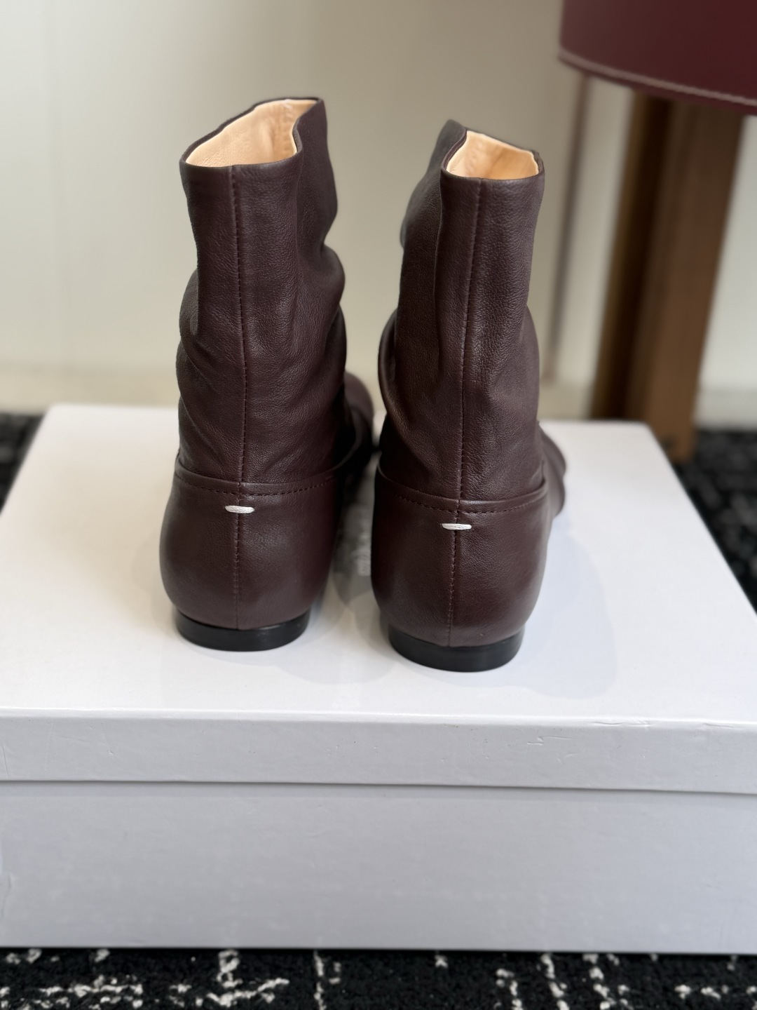 代购级 MaisonMargiela MM6 马吉拉分趾系列低跟分趾靴 告别臃肿,专为当代独立、气质都市女性打造高级鞋履 代购级 MaisonMargiela MM6 马吉拉分趾系列低跟分趾靴 告别臃肿,专为当代独立、气质都市女性打造高级鞋履