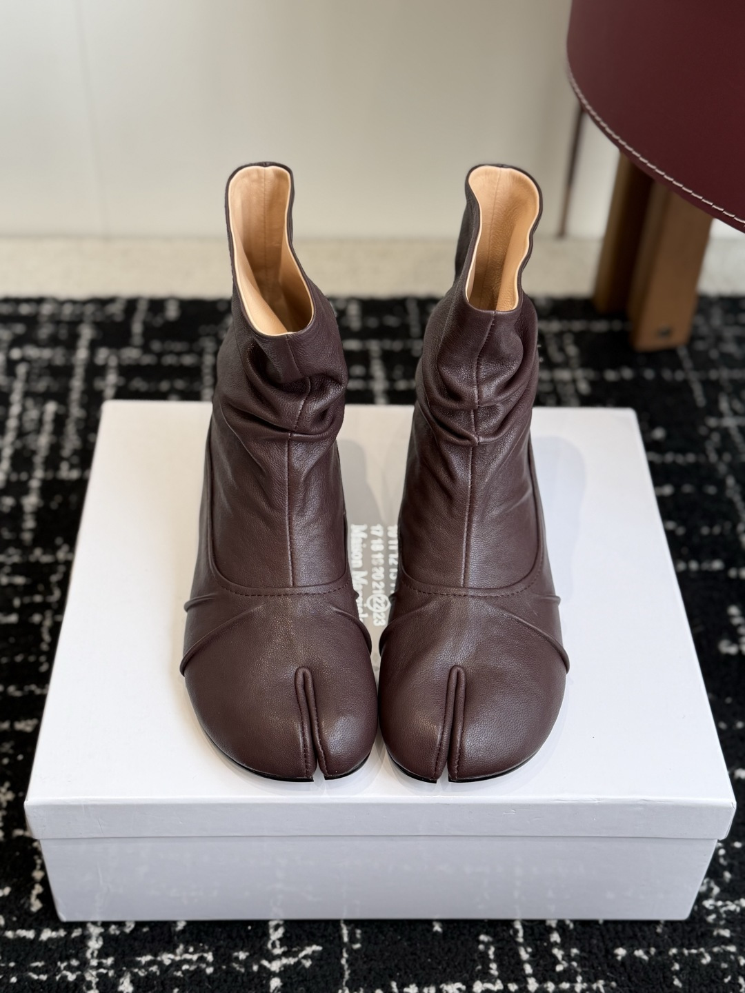 代购级 MaisonMargiela MM6 马吉拉分趾系列低跟分趾靴 告别臃肿,专为当代独立、气质都市女性打造高级鞋履 代购级 MaisonMargiela MM6 马吉拉分趾系列低跟分趾靴 告别臃肿,专为当代独立、气质都市女性打造高级鞋履