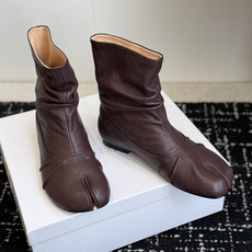 代购级 MaisonMargiela MM6 马吉拉分趾系列低跟分趾靴 告别臃肿,专为当代独立、气质都市女性打造高级鞋履 代购级 MaisonMargiela MM6 马吉拉分趾系列低跟分趾靴 告别臃肿,专为当代独立、气质都市女性打造高级鞋履