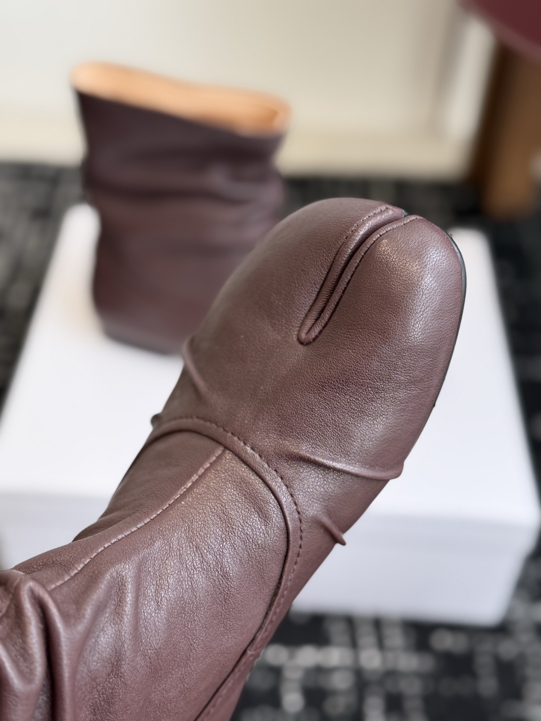 代购级 MaisonMargiela MM6 马吉拉分趾系列低跟分趾靴 告别臃肿,专为当代独立、气质都市女性打造高级鞋履 代购级 MaisonMargiela MM6 马吉拉分趾系列低跟分趾靴 告别臃肿,专为当代独立、气质都市女性打造高级鞋履