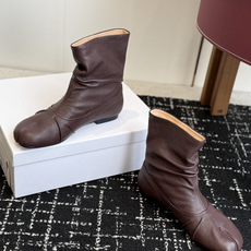 代购级 MaisonMargiela MM6 马吉拉分趾系列低跟分趾靴 告别臃肿,专为当代独立、气质都市女性打造高级鞋履 代购级 MaisonMargiela MM6 马吉拉分趾系列低跟分趾靴 告别臃肿,专为当代独立、气质都市女性打造高级鞋履