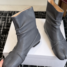 代购级 MaisonMargiela MM6 马吉拉分趾系列低跟分趾靴 告别臃肿,专为当代独立、气质都市女性打造高级鞋履 代购级 MaisonMargiela MM6 马吉拉分趾系列低跟分趾靴 告别臃肿,专为当代独立、气质都市女性打造高级鞋履