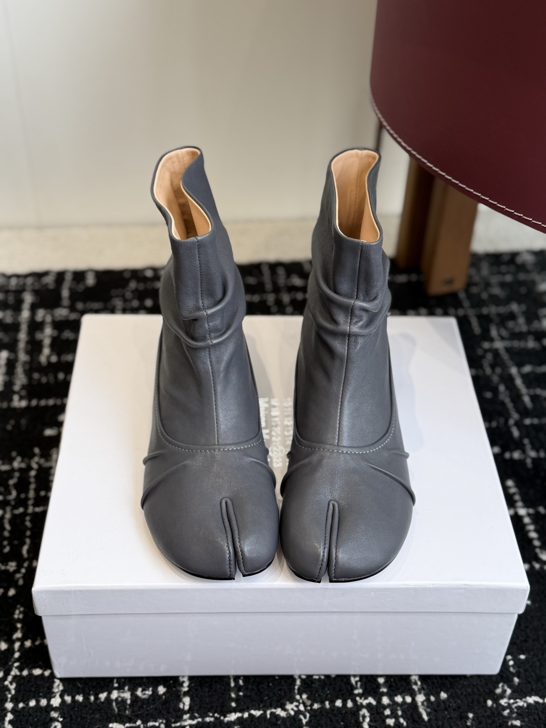代购级 MaisonMargiela MM6 马吉拉分趾系列低跟分趾靴 告别臃肿,专为当代独立、气质都市女性打造高级鞋履 代购级 MaisonMargiela MM6 马吉拉分趾系列低跟分趾靴 告别臃肿,专为当代独立、气质都市女性打造高级鞋履