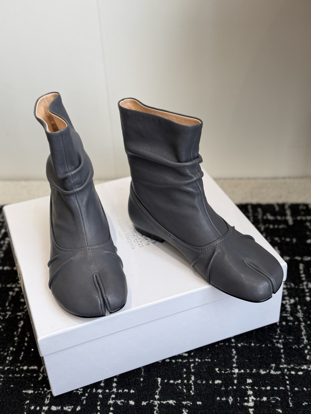 代购级 MaisonMargiela MM6 马吉拉分趾系列低跟分趾靴 告别臃肿,专为当代独立、气质都市女性打造高级鞋履 代购级 MaisonMargiela MM6 马吉拉分趾系列低跟分趾靴 告别臃肿,专为当代独立、气质都市女性打造高级鞋履