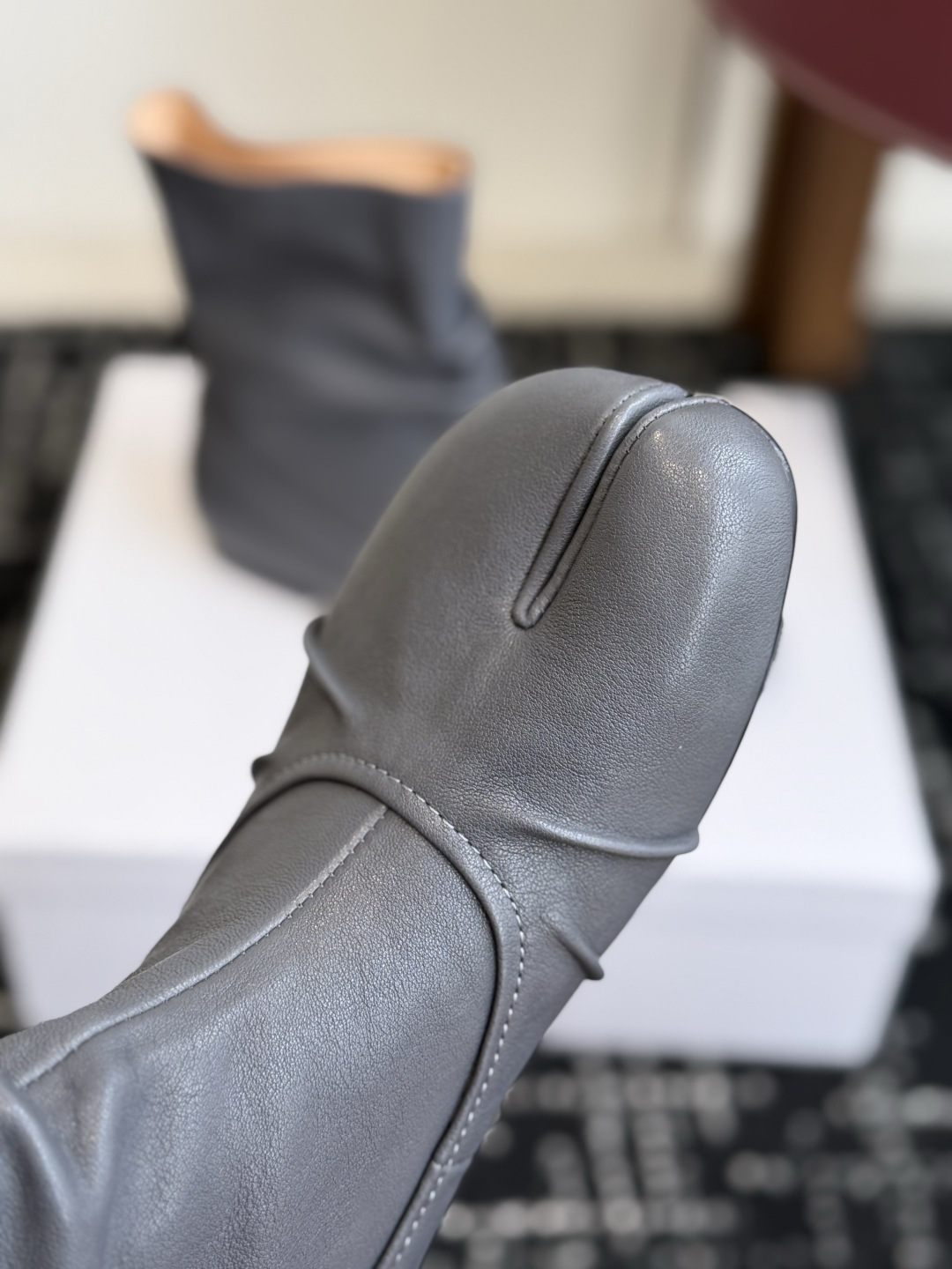 代购级 MaisonMargiela MM6 马吉拉分趾系列低跟分趾靴 告别臃肿,专为当代独立、气质都市女性打造高级鞋履 代购级 MaisonMargiela MM6 马吉拉分趾系列低跟分趾靴 告别臃肿,专为当代独立、气质都市女性打造高级鞋履