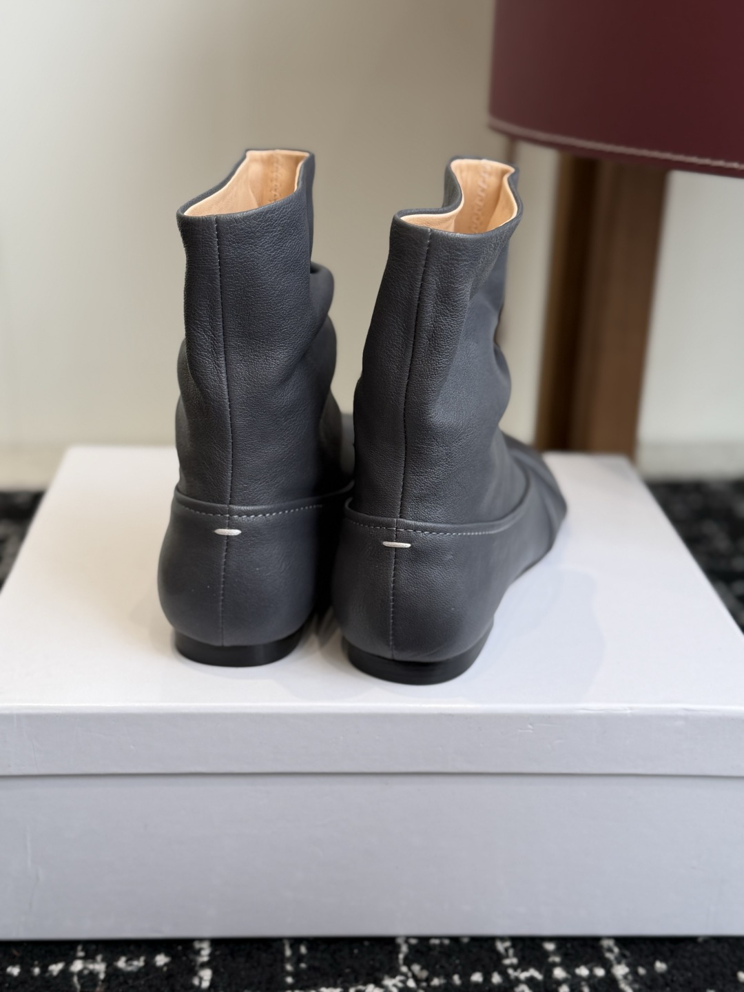 代购级 MaisonMargiela MM6 马吉拉分趾系列低跟分趾靴 告别臃肿,专为当代独立、气质都市女性打造高级鞋履 代购级 MaisonMargiela MM6 马吉拉分趾系列低跟分趾靴 告别臃肿,专为当代独立、气质都市女性打造高级鞋履