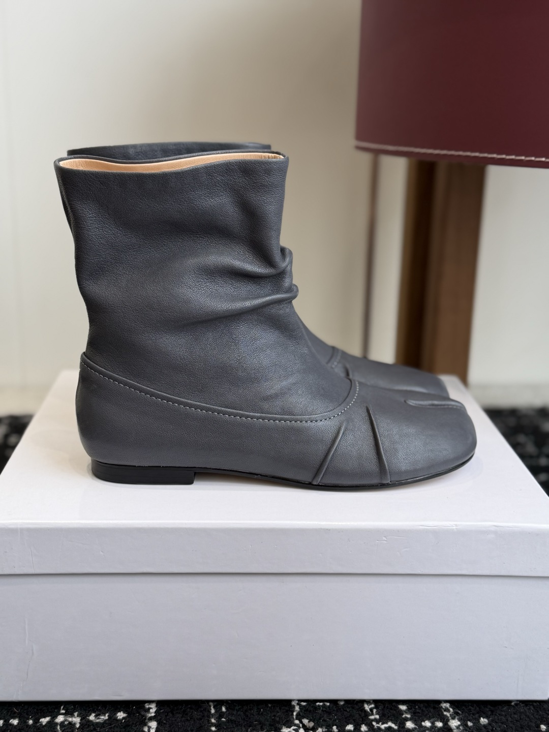 代购级 MaisonMargiela MM6 马吉拉分趾系列低跟分趾靴 告别臃肿,专为当代独立、气质都市女性打造高级鞋履 代购级 MaisonMargiela MM6 马吉拉分趾系列低跟分趾靴 告别臃肿,专为当代独立、气质都市女性打造高级鞋履