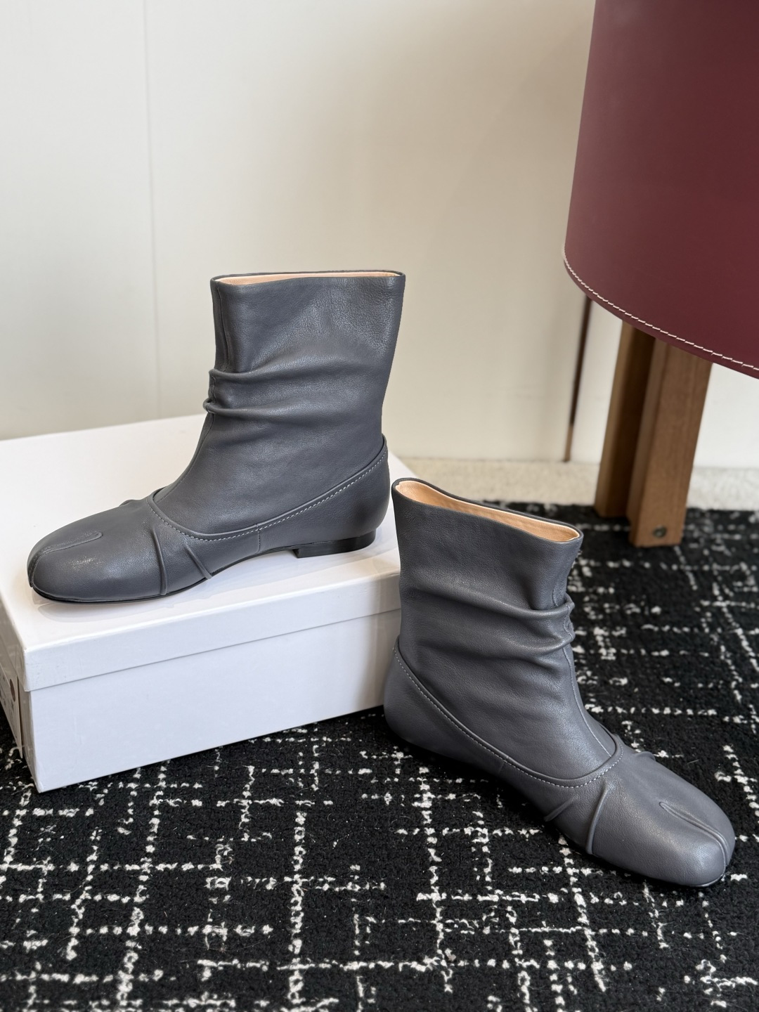 代购级 MaisonMargiela MM6 马吉拉分趾系列低跟分趾靴 告别臃肿,专为当代独立、气质都市女性打造高级鞋履 代购级 MaisonMargiela MM6 马吉拉分趾系列低跟分趾靴 告别臃肿,专为当代独立、气质都市女性打造高级鞋履